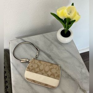 Vintage COACH cream & beige wristlet wallet🐚